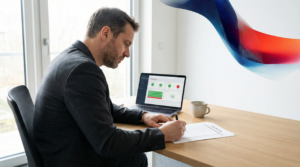 Ein fokussierter Geschäftsführer im Anzug sitzt an einem modernen Schreibtisch und prüft eine ausgedruckte Checkliste, während auf seinem Laptop ein Dashboard mit IT-Infrastruktur-Metriken zu sehen ist.